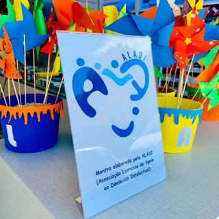 Imagem da Montra da Papelaria Galeria decorada pelos utentes numa iniciativa solid�ria