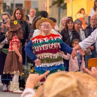 Imagem da Primavera na Escola de Agudela une gera��es em desfile inclusivo