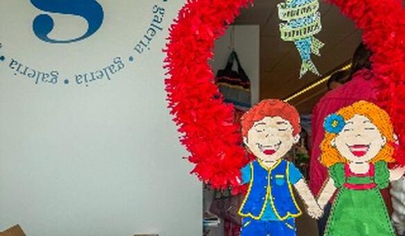 Montra da Papelaria Galeria decorada com o tema dos Santos Populares