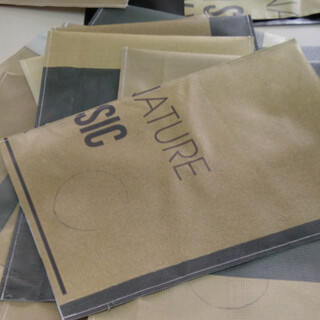Imagem da Telas publicit�rias transformadas em sacos num projeto solid�rio