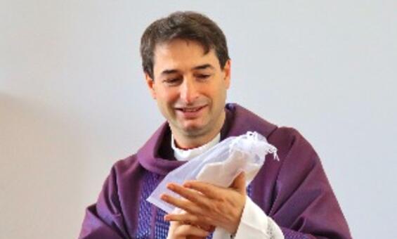 Padre Celso Marques visita ALADI para uma eucaristia de P�scoa