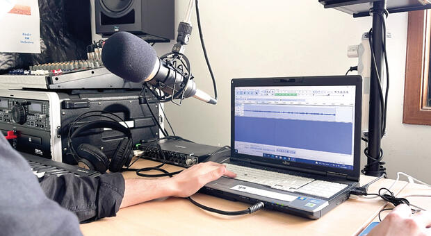 Anivers�rios na r�dio FM Inclusiva