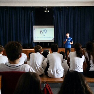 Imagem da Alunos do Col�gio do Ros�rio festejam anivers�rio da escola na ALADI