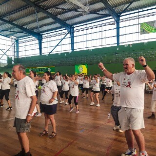 Imagem da Mega aula de zumba p�s multid�o a dan�ar contra o cancro