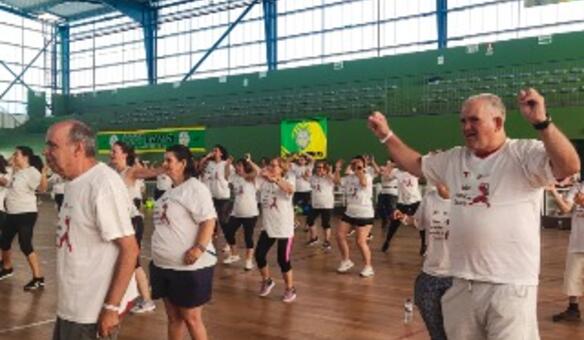 Mega aula de zumba p�s multid�o a dan�ar contra o cancro