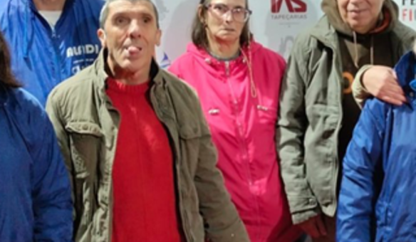 Utentes assistem a pe�a de teatro no festival de Perafita 