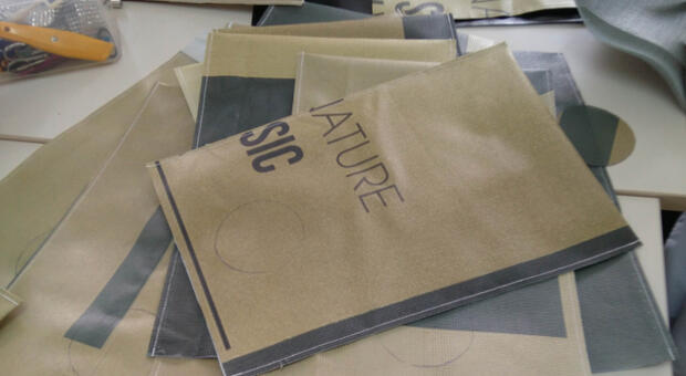 Telas publicit�rias transformadas em sacos num projeto solid�rio