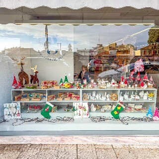 Imagem da Utentes d�o vida � montra de Natal da Papelaria Galeria